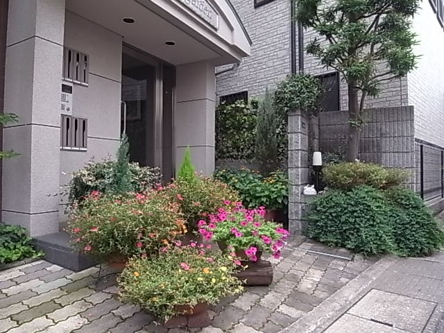 四季折々の花が彩りを添える