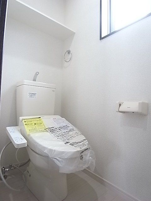 窓のあるトイレは温水洗浄便座付き！