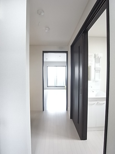 玄関から洋室方向を撮影！