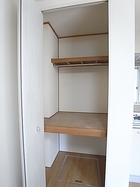 ハンガーパイプもかかった押入タイプの収納！