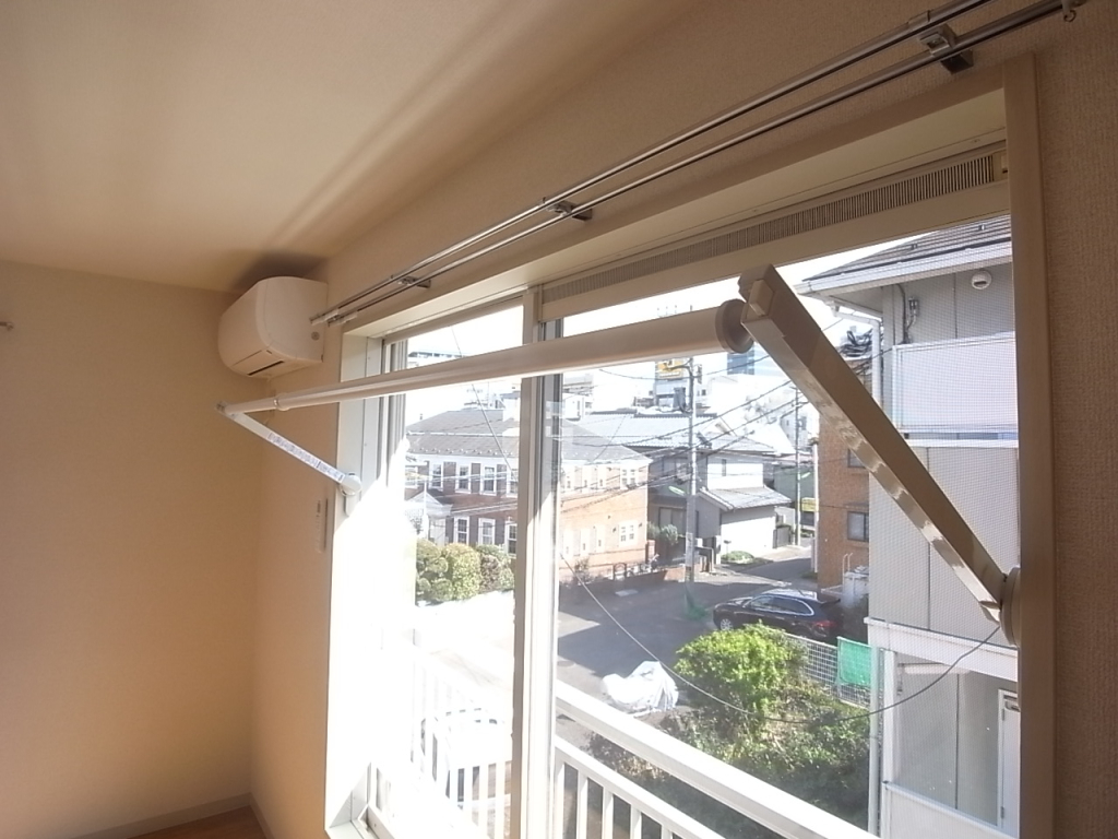 雨の日にも重宝する室内物干し具！