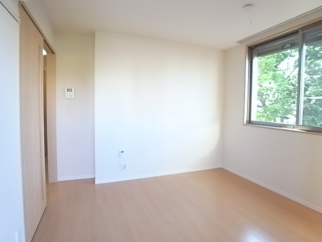 ホワイト系のフローリングと建具が室内を明るく見せます！