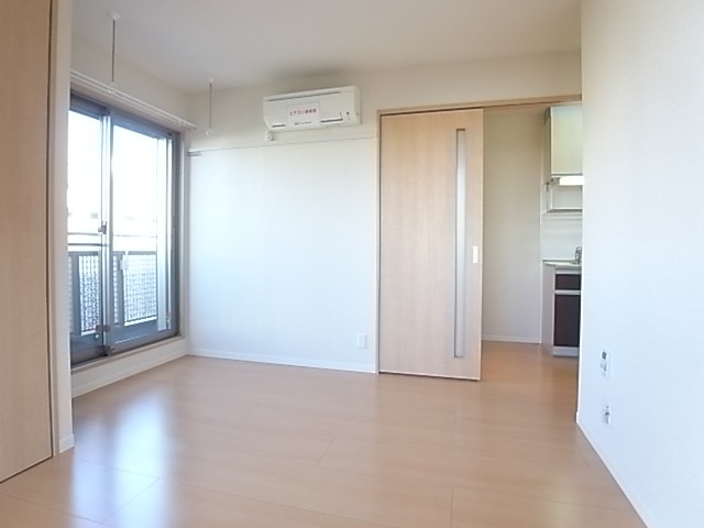 窓の上には室内干し用のフックがついています！