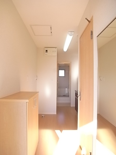 玄関から洗面脱衣所方面を撮影！