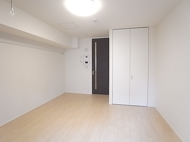 壁には着かけの服をつるしたり、インテリアをつるしたりできるフックがついています！