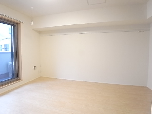 洋室の窓際には雨の日にも重宝する洗濯物干し金具があります！