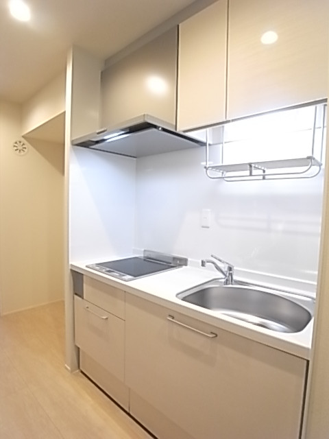 大きめの収納でキッチン用品がスッキリ収まります！