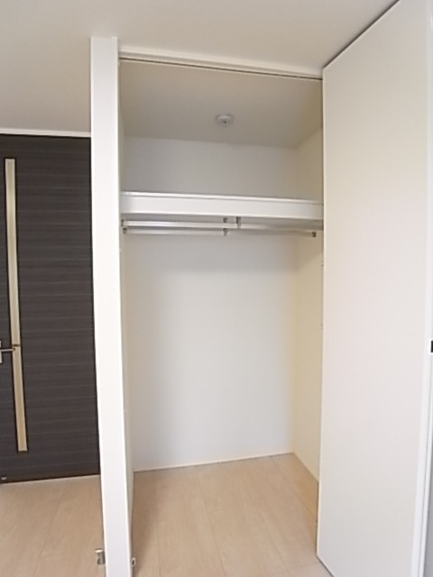 奥行きのあるクローゼットはパイプが2本！