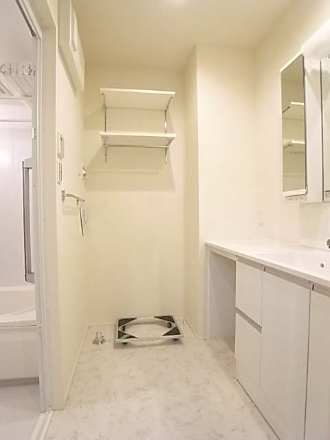 洗濯機置き場の上部には便利な棚が設置されています！