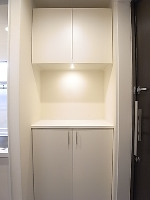 下駄箱は上段と下段に分かれているタイプ。中段にインテリアや花を飾ることもできます！