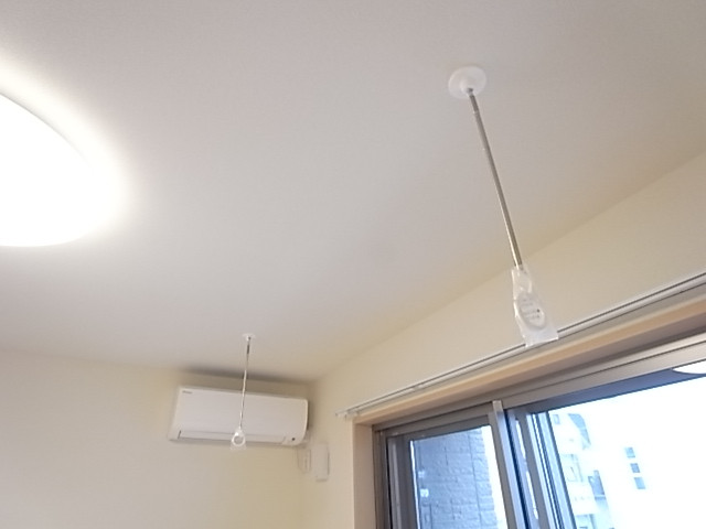 雨の日にも便利な室内洗濯物干し金具！