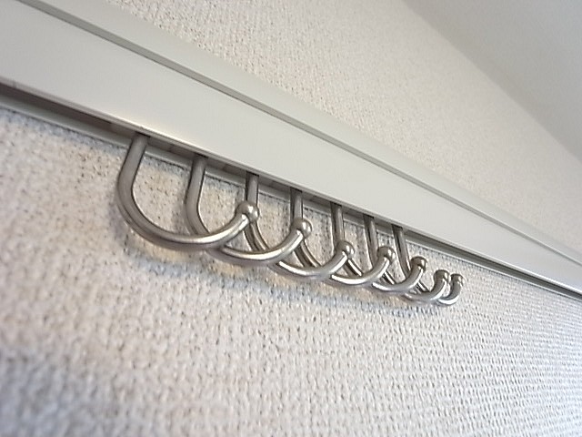 普段使いの服を掛けておくこともできるフック！