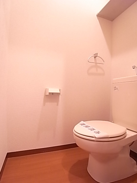 トイレの上部には棚あり！実際は温水洗浄便座です！