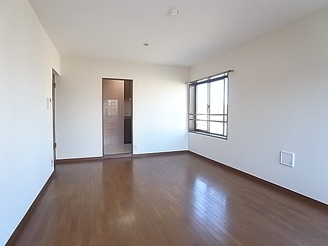 形も良く家具の配置がしやすい！大型のダイニングセットも入ります！