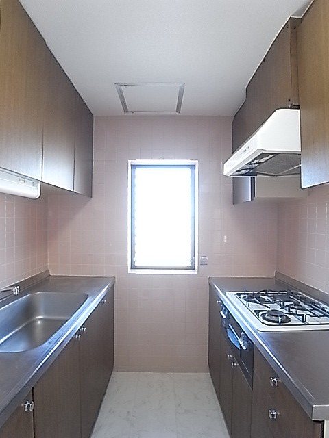 窓もついているキッチンスペース。とても広くてお料理好きも満足！