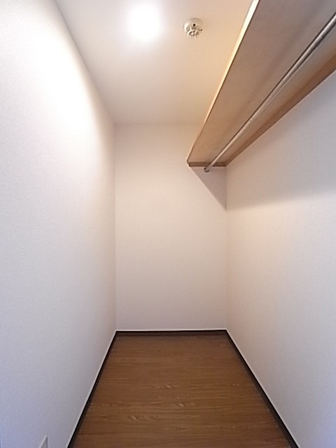 西側洋室に付いているウォークインクローゼット！小部屋といっても良い広さ！