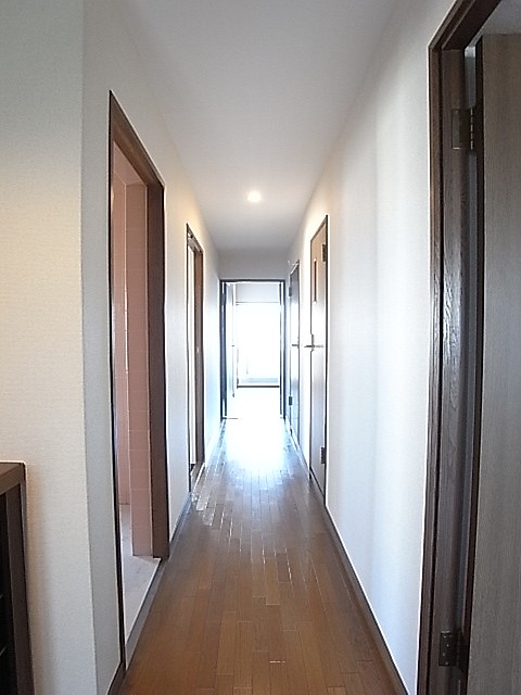 玄関からリビング方面を撮った写真です！