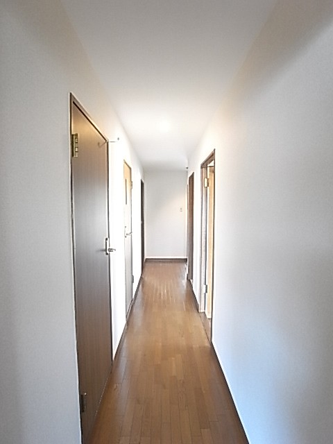 リビングから玄関方面を撮った写真です！