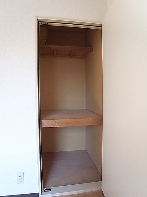 収納は押入タイプで奥行があります！