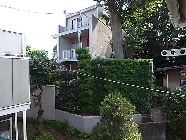 南西方向。一日中しっかりと日が当たる！