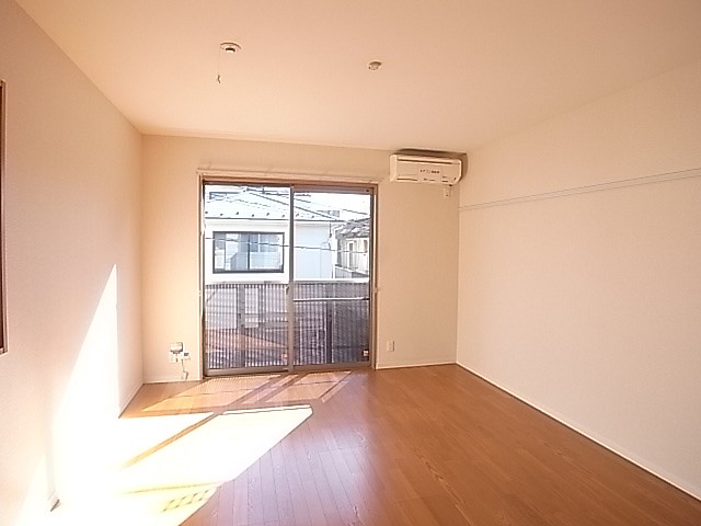 南向き角部屋２面採光で明るい洋室！