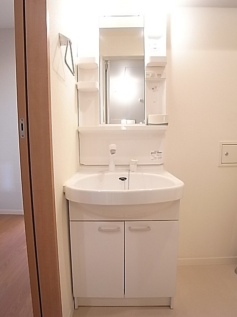 シャワー付き独立洗面台！