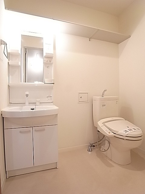 洗面台とトイレの並んだ洗面脱衣所！