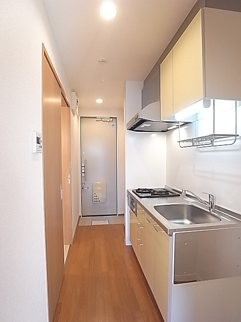 室内から玄関方向を撮影。