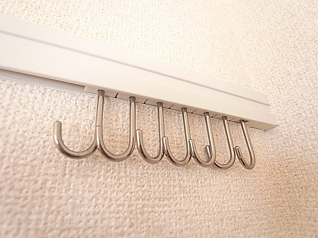 普段使いの服を掛けておけます！絵などを飾っても可！