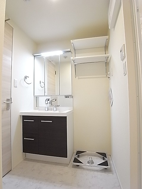 洗濯機置き場の上部には便利にお使いいただける棚もついています！