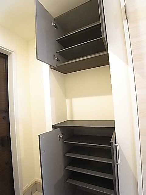 下駄箱を開いたところ。