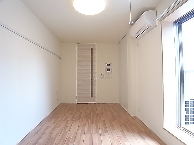 東向きの窓から日がさして明るい洋室！
