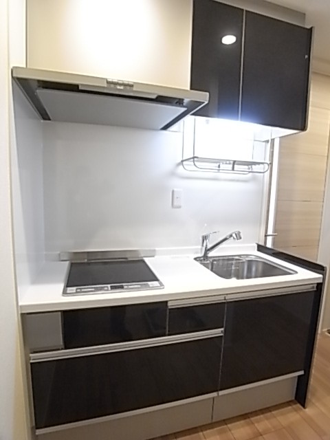 大型の収納が使いやすいシステムキッチン！