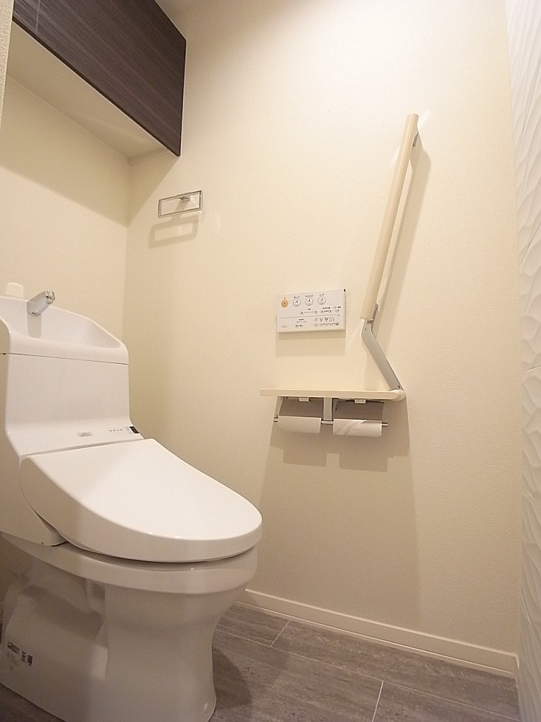 温水洗浄便座！上部の備え付け収納でトイレがすっきり使えます！
