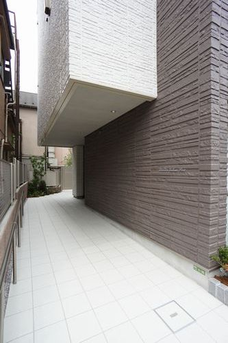 道路からエントランスへ向かう通路