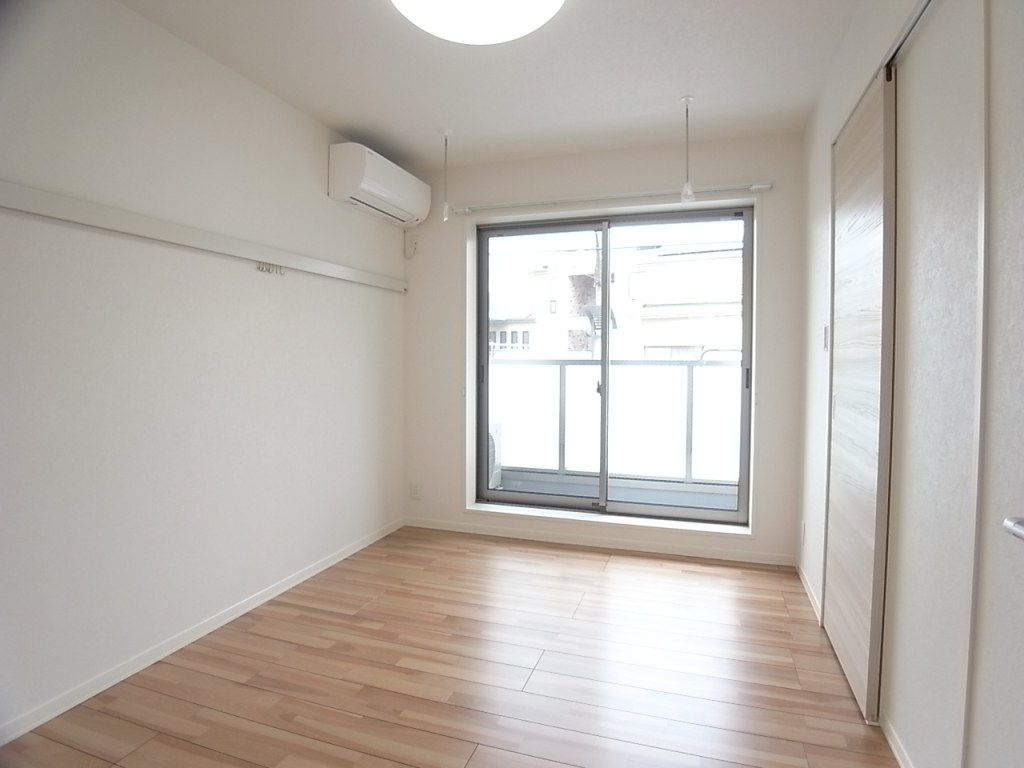 洋室は東向きで朝からよく日が入ります！