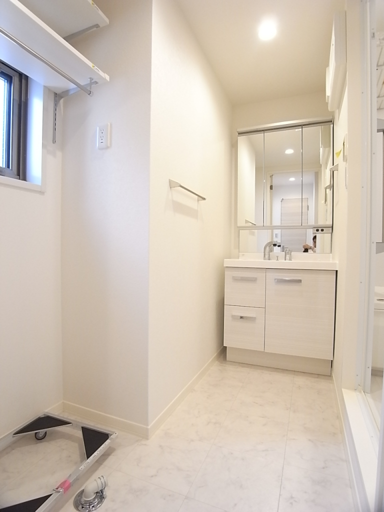 洗面脱衣所。洗濯機置き場には窓があり、換気に配慮！