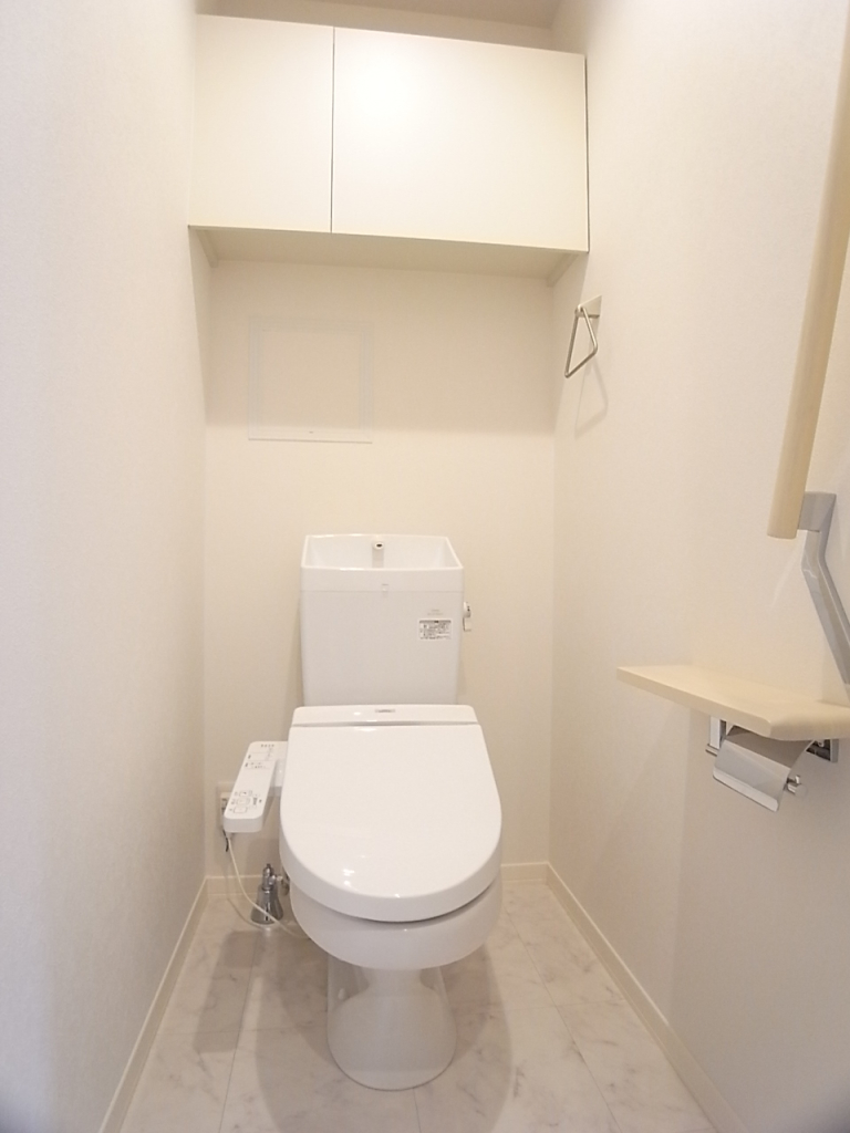 温水洗浄便座！上部の備え付け収納でトイレがすっきり使えます！