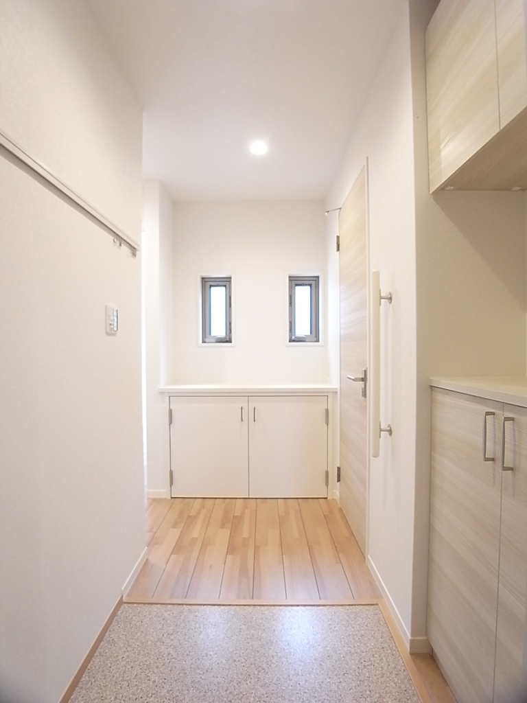 玄関を入るとこんな感じです。正面に窓と棚があって明るい！