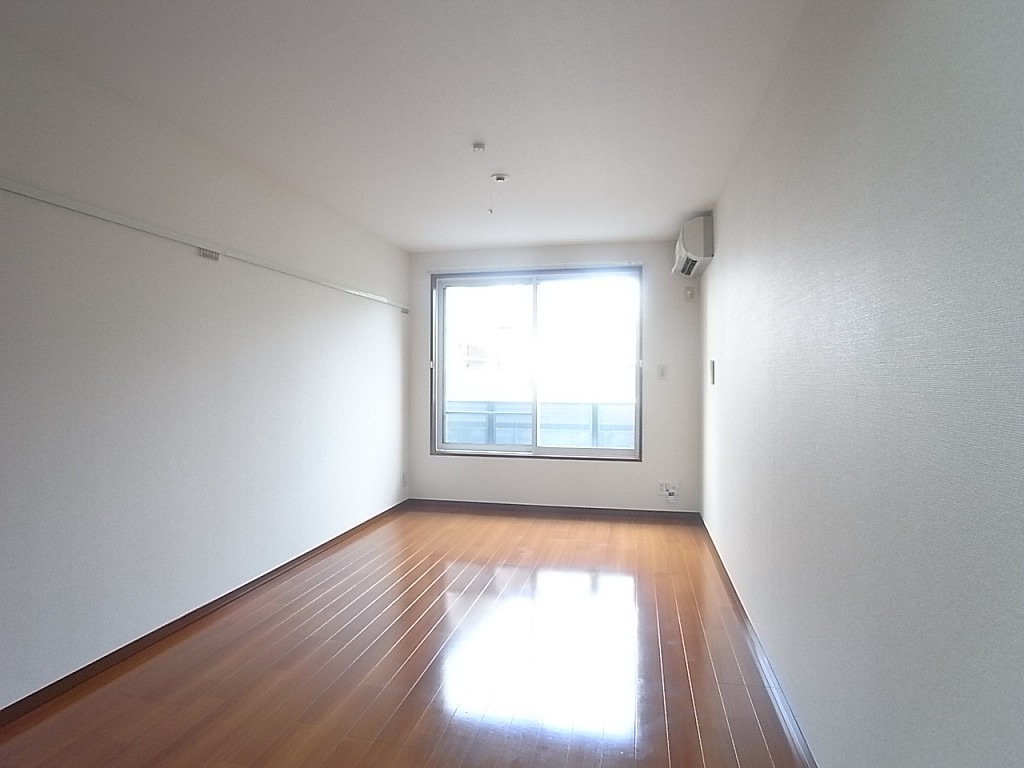 東向きなので朝から気持のいい朝日が入ります！