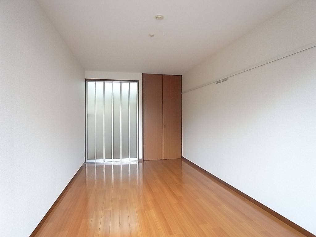 キッチンとの境はアクリルの半透明スライドスクリーン。