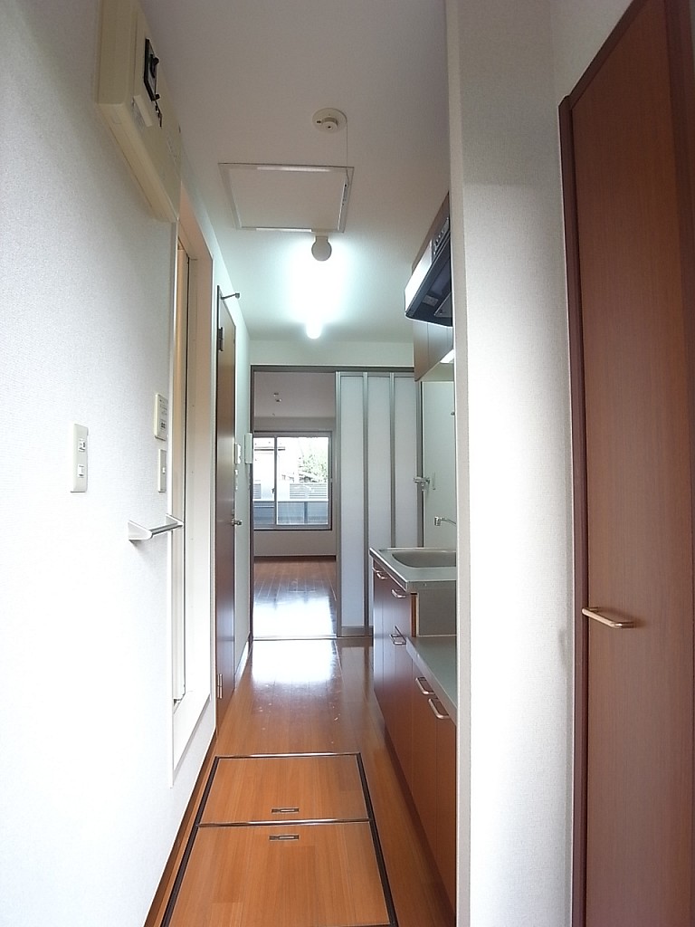 玄関から洋室方向を撮影！