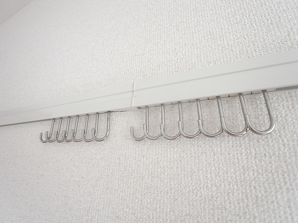 普段使いの服を掛けておくこともできるフック