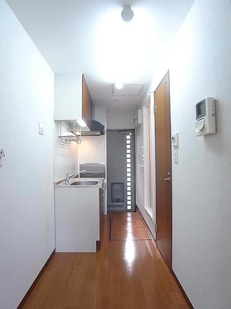 居室から玄関を見た様子。