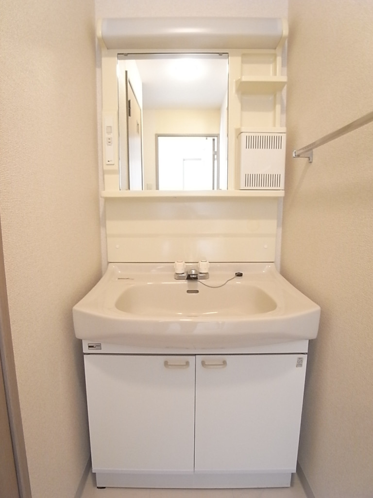 化粧品類もたくさん置ける棚の付いた洗面化粧台！