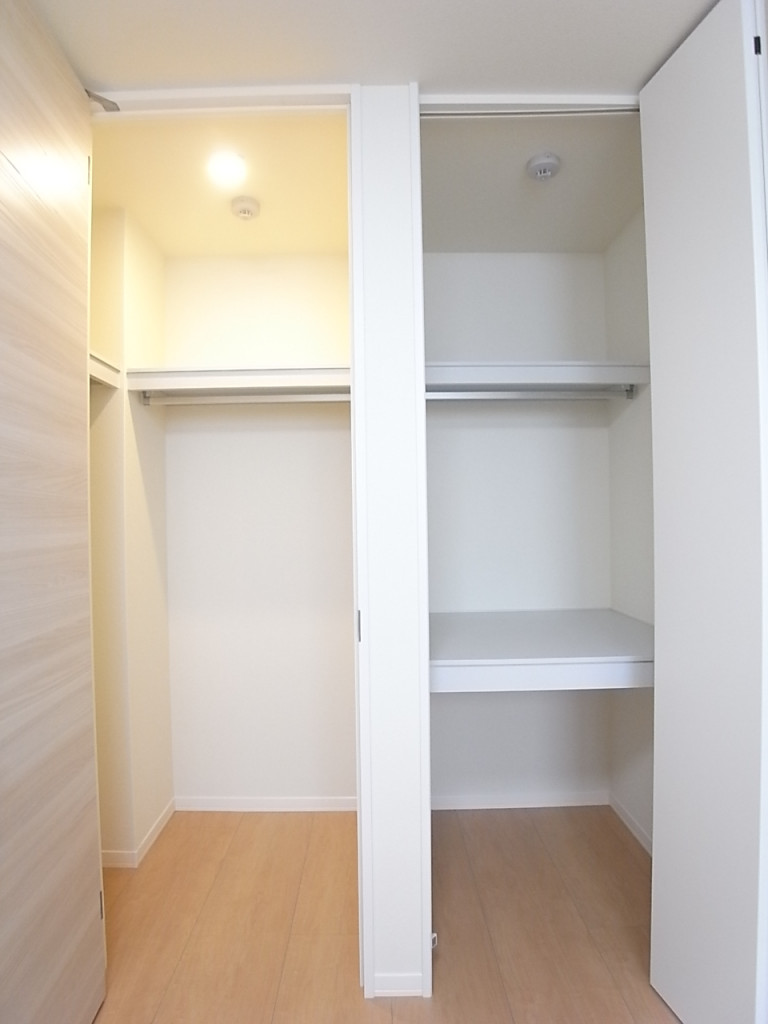 大容量のクローゼットでお部屋がすっきりと片付きます！