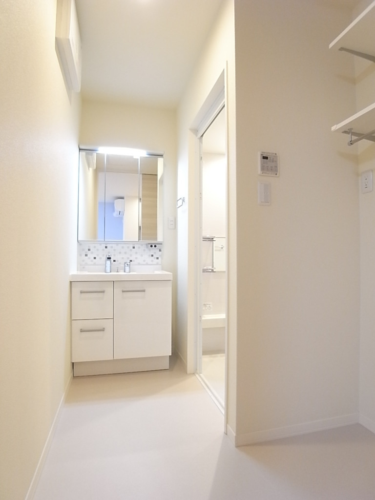 高さ調節のできる棚とハンガーパイプが便利な洗濯機置き場のある洗面脱衣所！