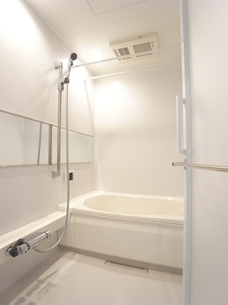 浴室は追い焚き・乾燥機能付き！一日の疲れをゆったり癒せます！シャワーヘッドもおしゃれ！