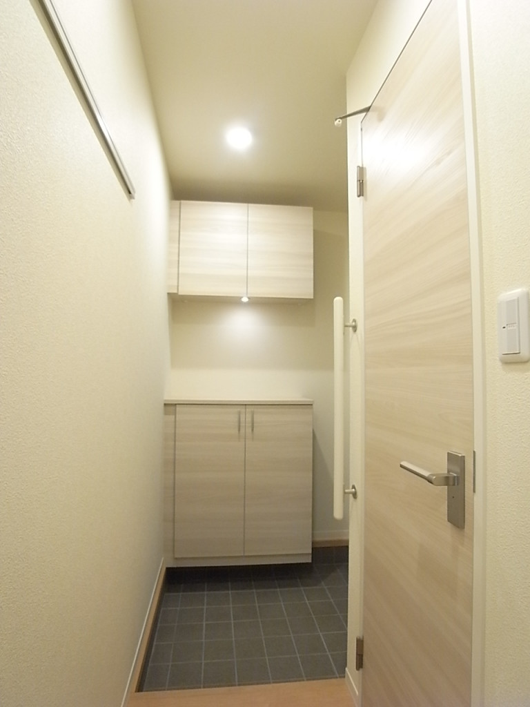 手すりや姿見のついた玄関！