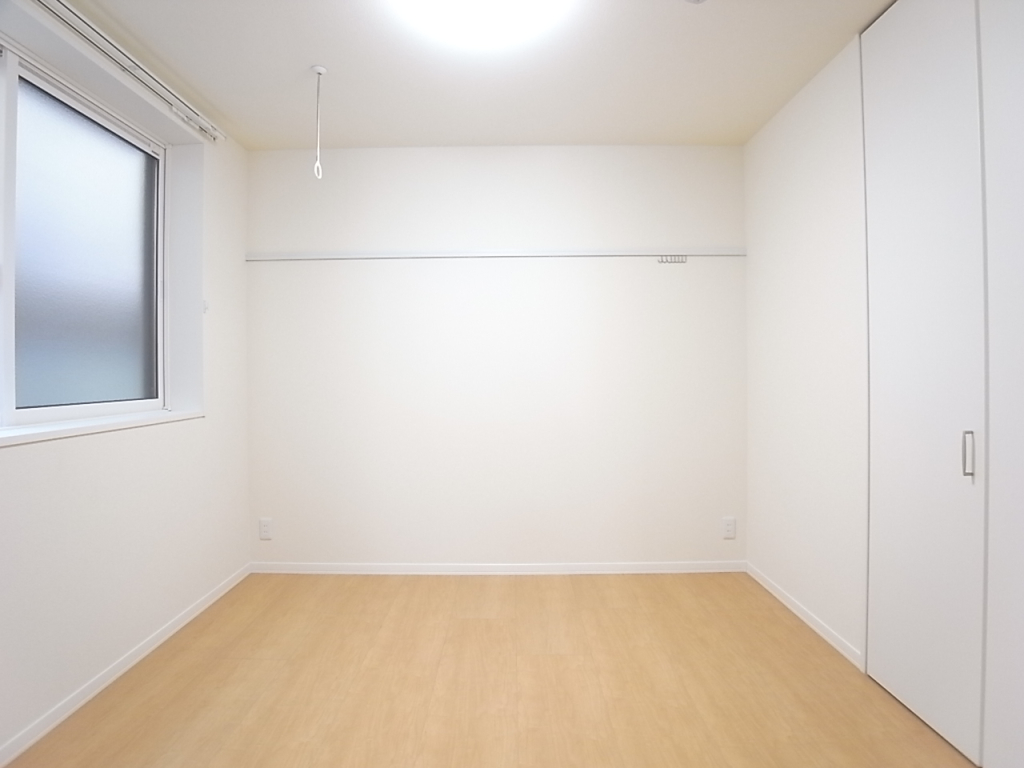 天井には雨の日にも重宝する室内物干し具！